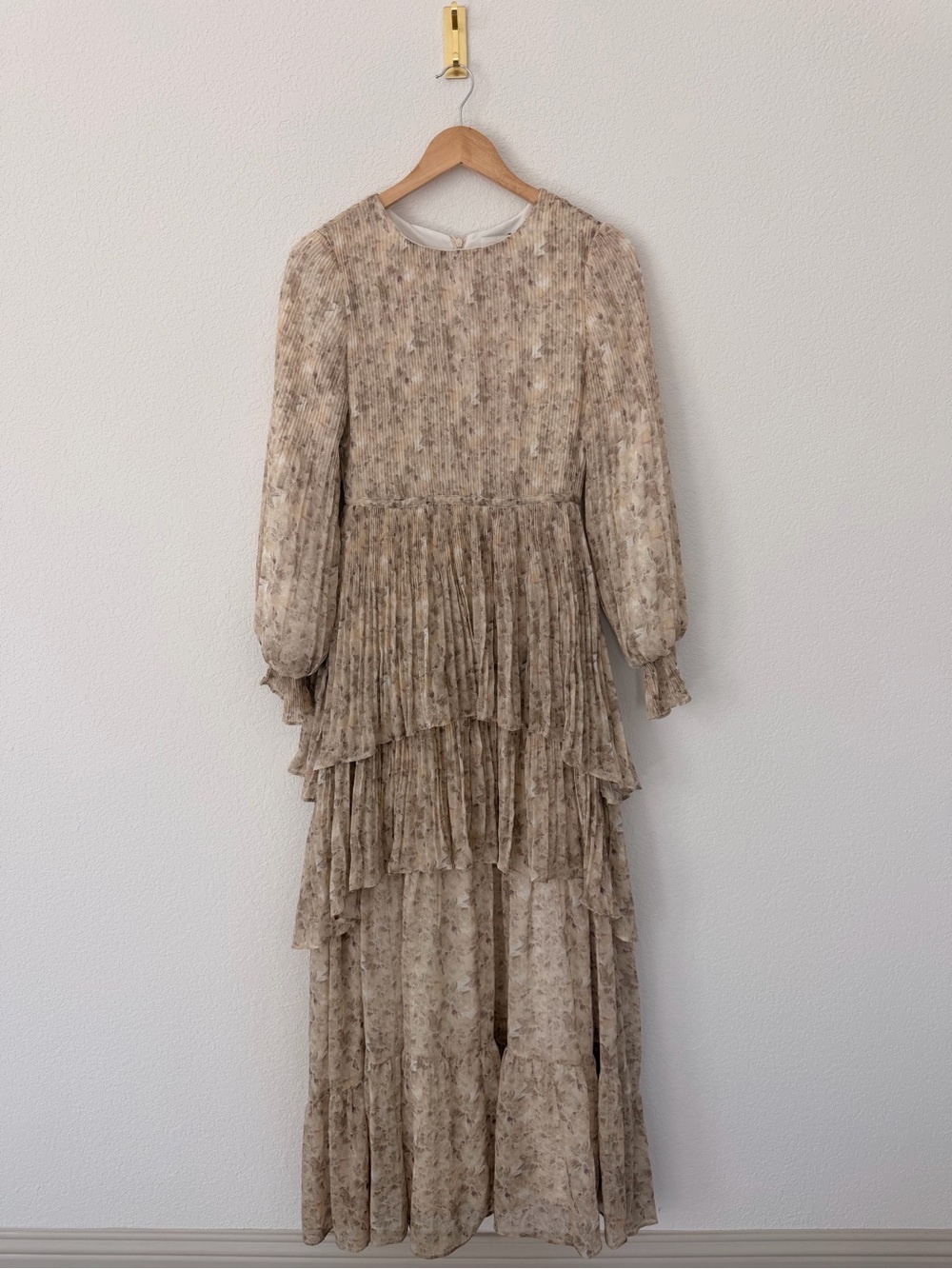 Neutral Floral Pleated Long-Sleeve Tiered Dress - Picture 2 of 3